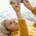 enfant qui lit une histoire sur son téléphone
