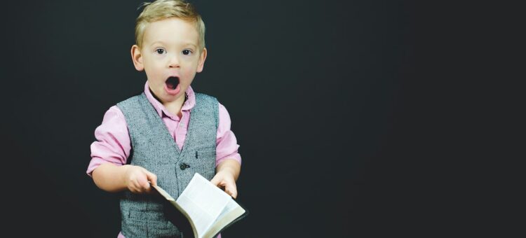 En enfant surpris avec un livre dans les mains