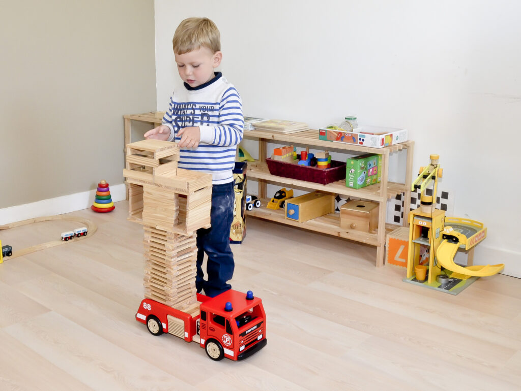 Un enfant de 5 ans joue aux Kapla.