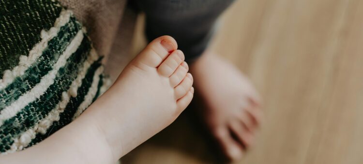 enfant sur pointe des pieds