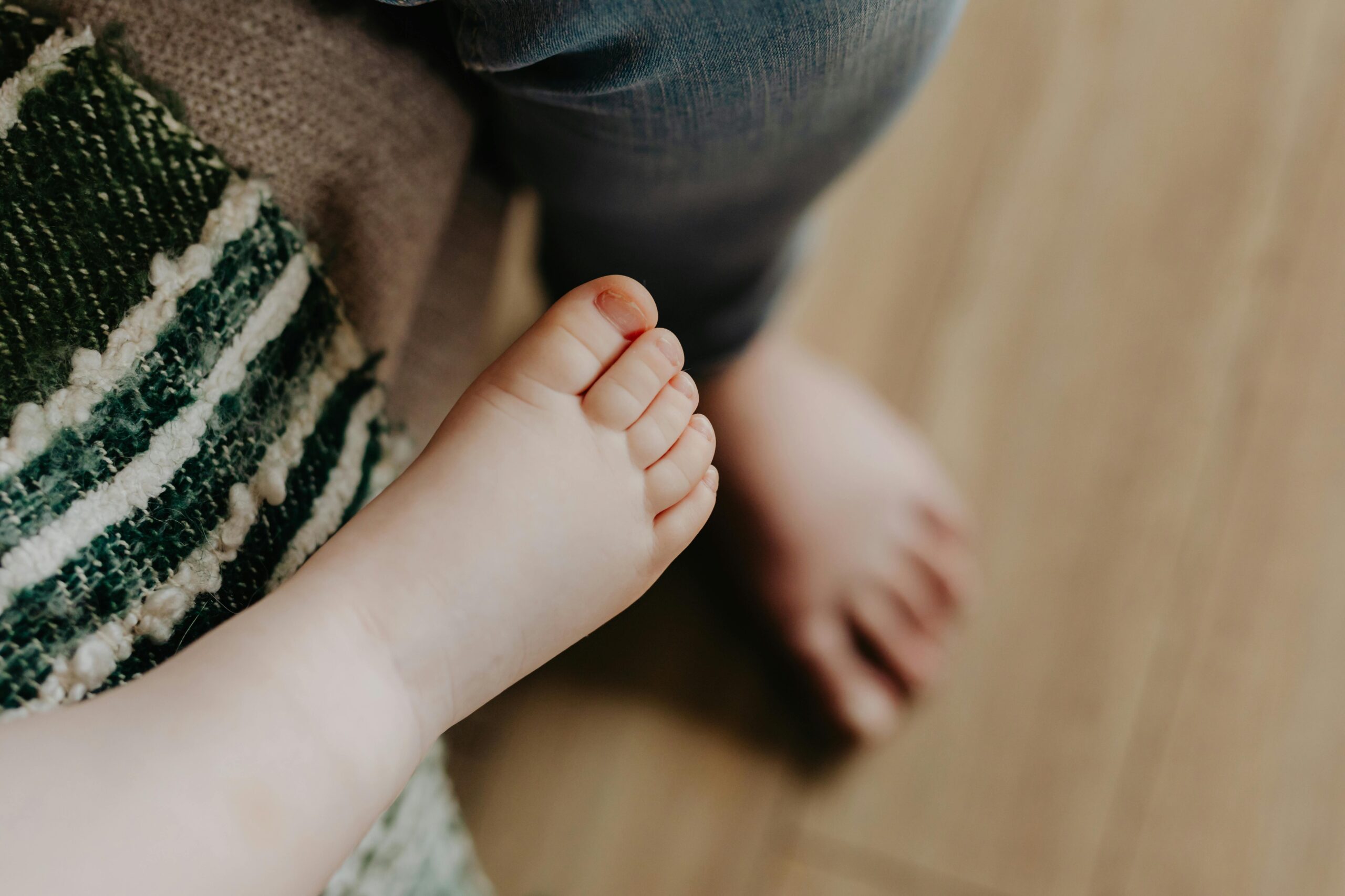 enfant sur pointe des pieds