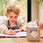 Un enfant écoute une histoire avec son Yoto Player