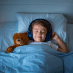 Une enfant écoute une histoire au lit