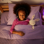 Une enfant s'endort en écoutant une histoire