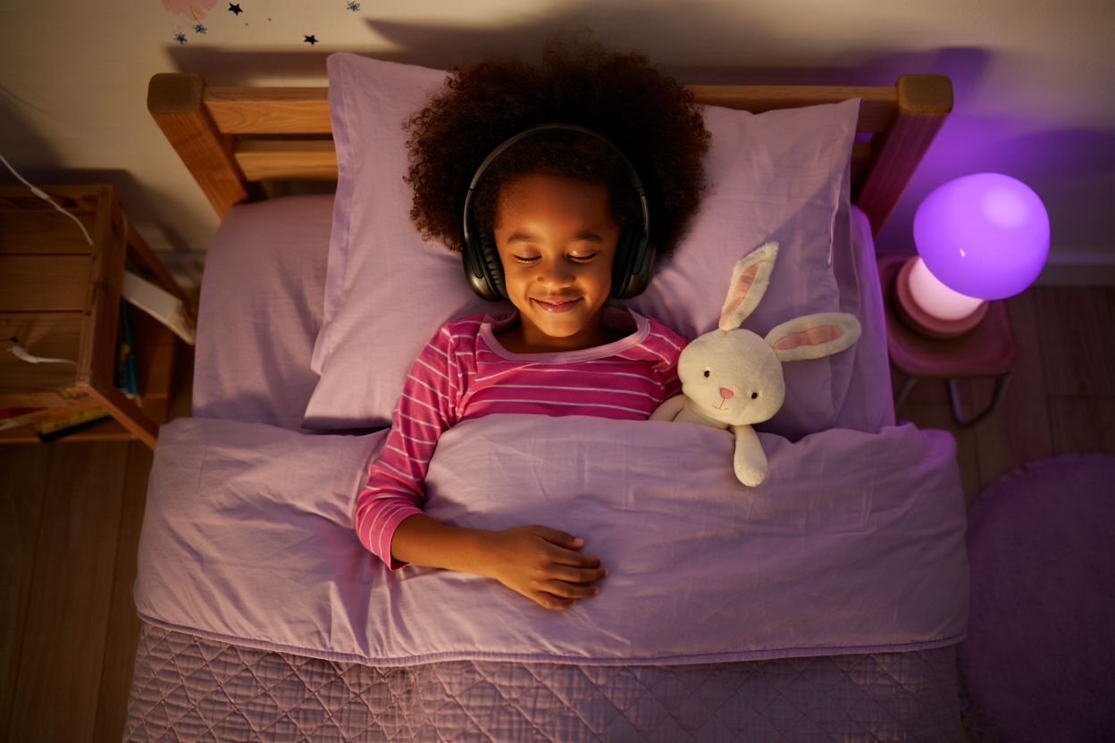 Une enfant s'endort en écoutant une histoire