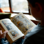 Un enfant lit une bande dessinée