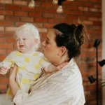 Mère qui rassure tendrement son jeune enfant avant un départ