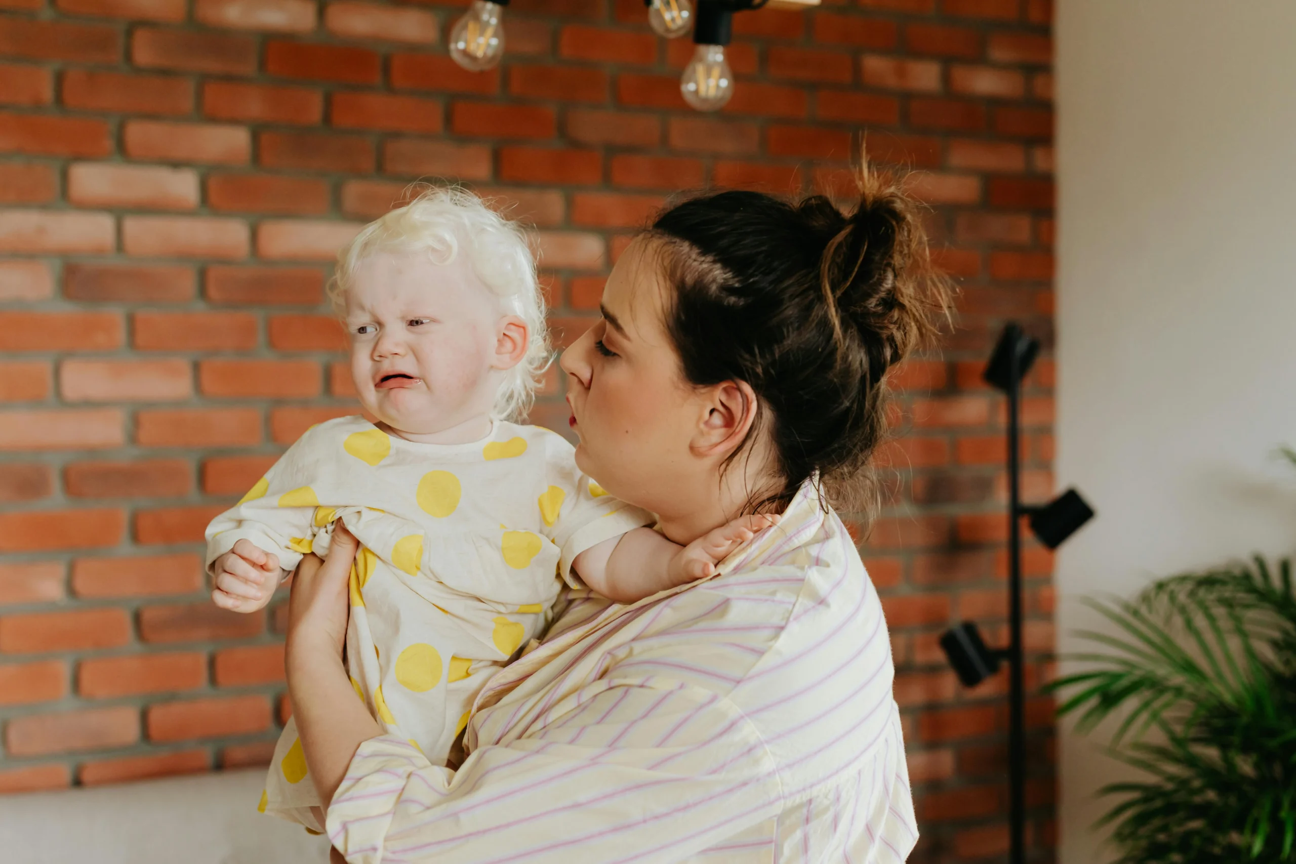 Mère qui rassure tendrement son jeune enfant avant un départ