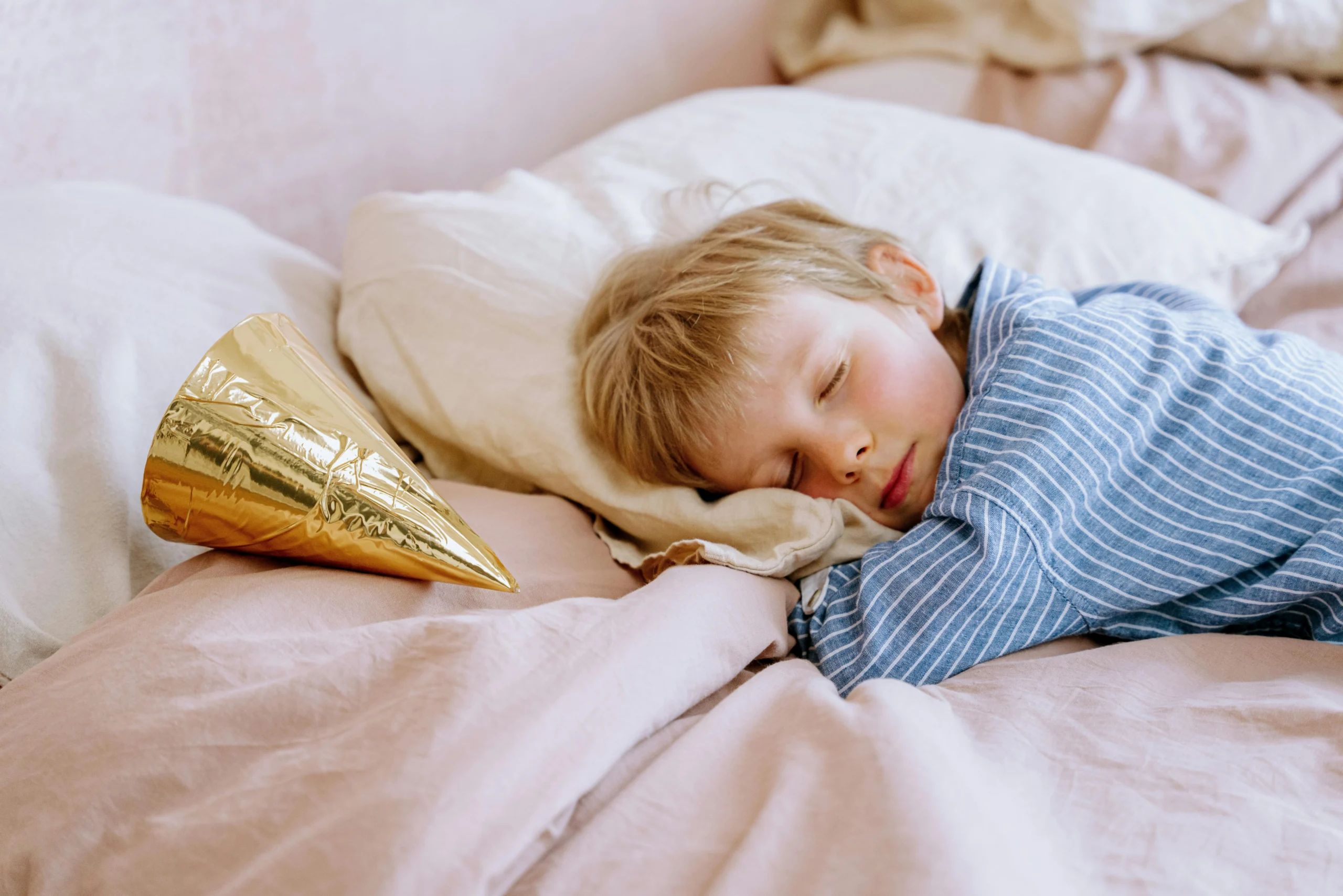 Petit enfant endormi pour sa sieste sur un lit douillet