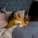 Maman rassurant son enfant après un cauchemar dans une chambre