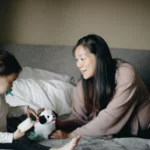 maman et enfant chantent une comptine en anglais