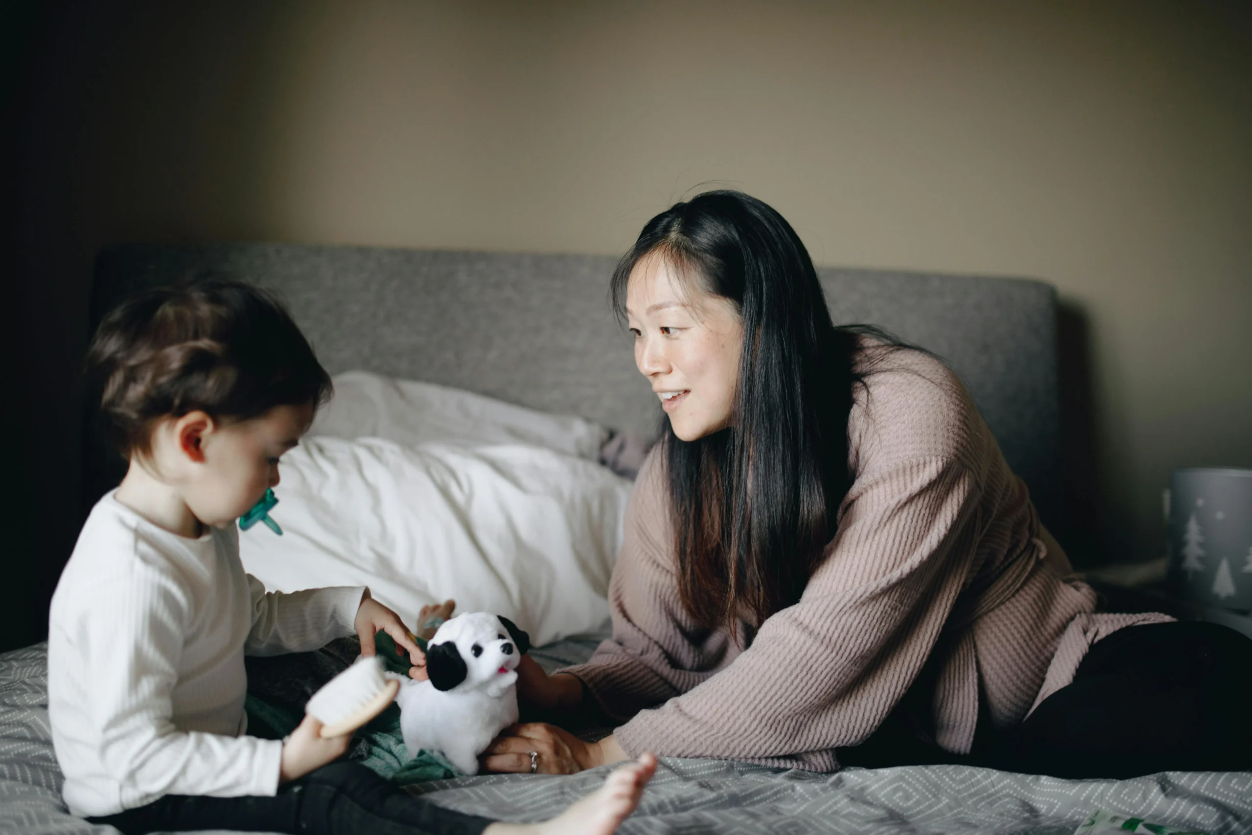 maman et enfant chantent une comptine en anglais