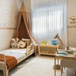 Enfant qui s'endort dans son lit lors d'une chaude soirée d'été