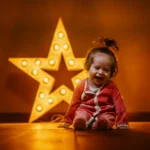 enfant en colère assis au sol et parent qui apaise