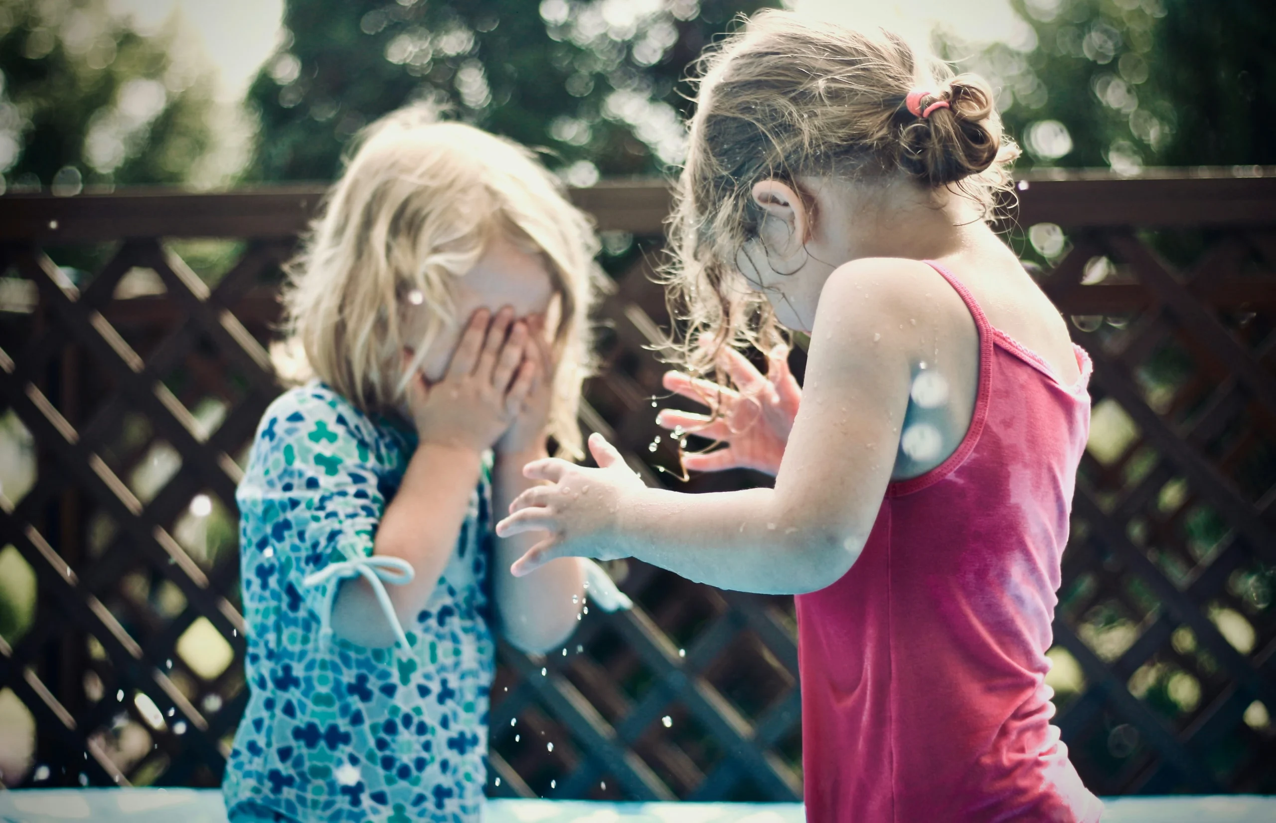 Disputes frère et sœur : comment réagir sans crier