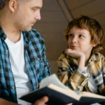 petit enfant absorbé qui écoute une histoire familière le sourire aux lèvres