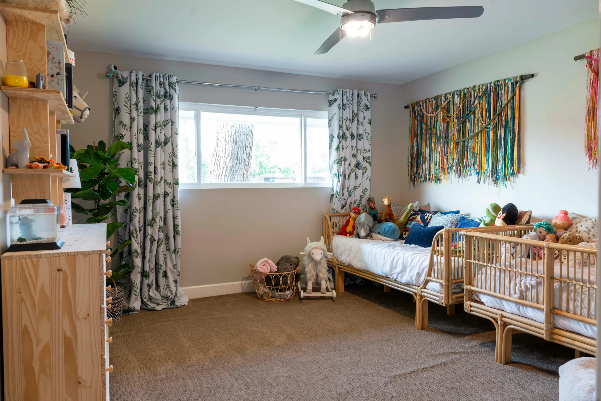 enfant qui découvre son nouveau grand lit dans sa chambre