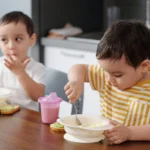 Petit déjeuner d'un enfant un matin avant l'école