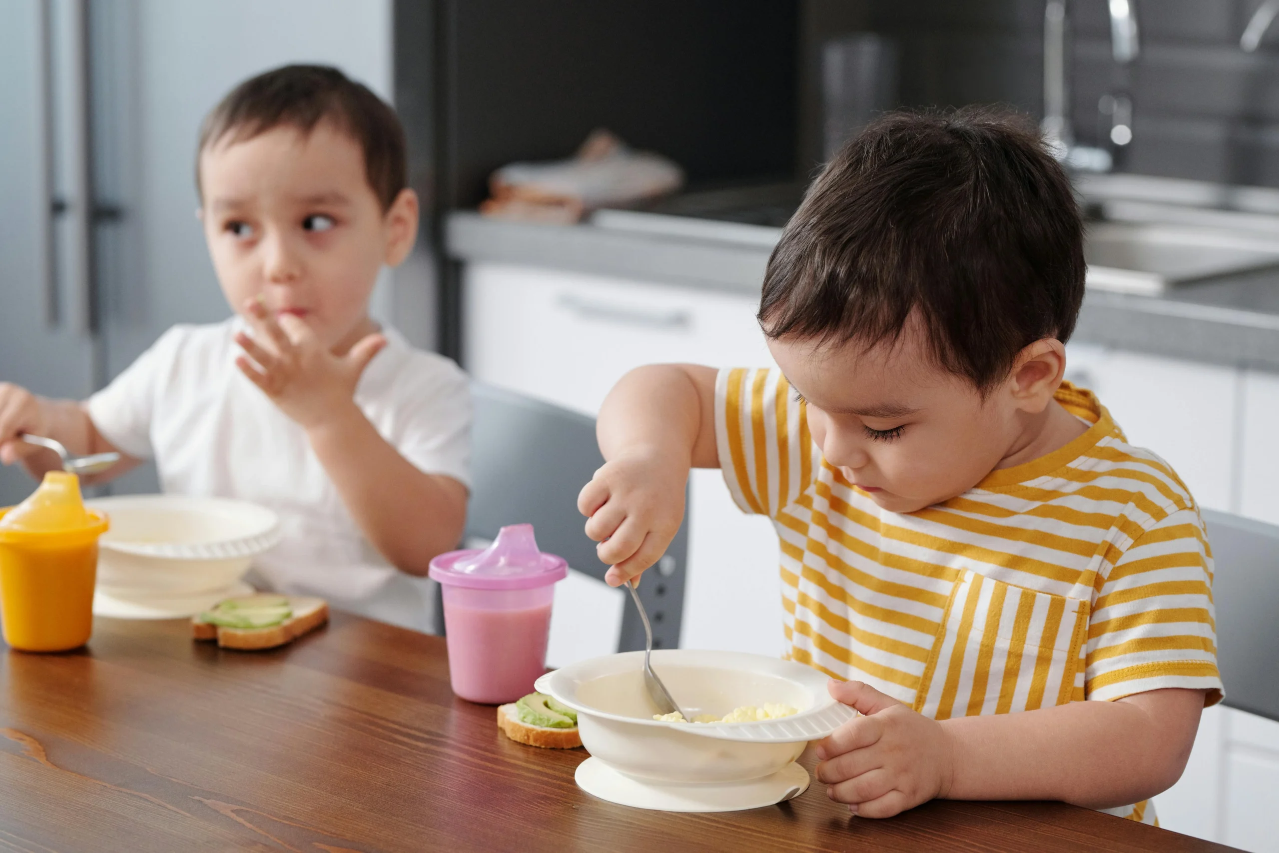 Petit déjeuner d'un enfant un matin avant l'école