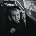 Petite fille calme assise dans un avion regardant par le hublot