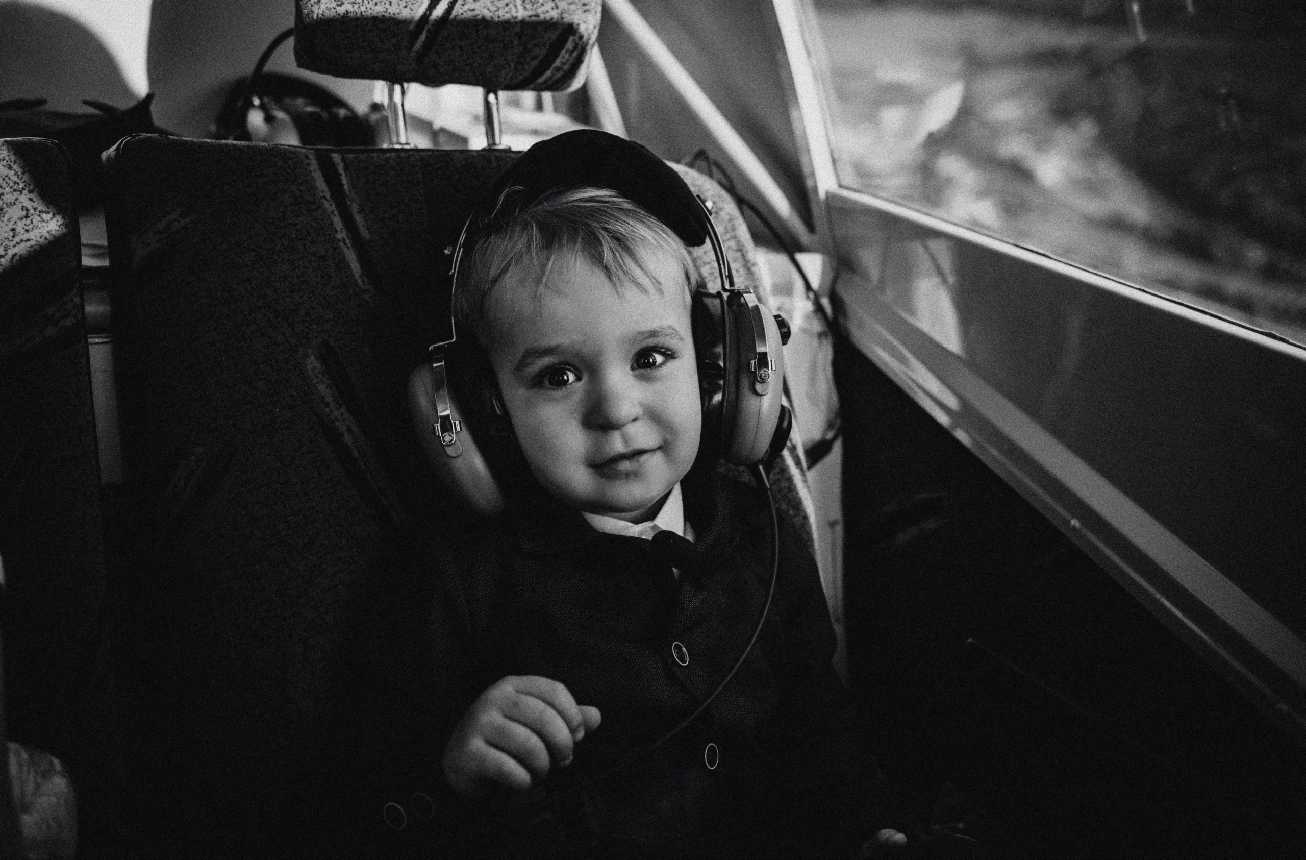 Petite fille calme assise dans un avion regardant par le hublot