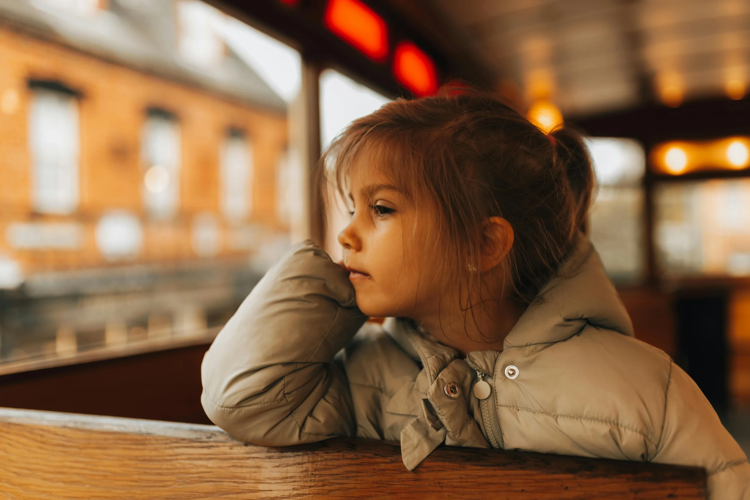 enfant qui regarde le paysage par la fenêtre du train